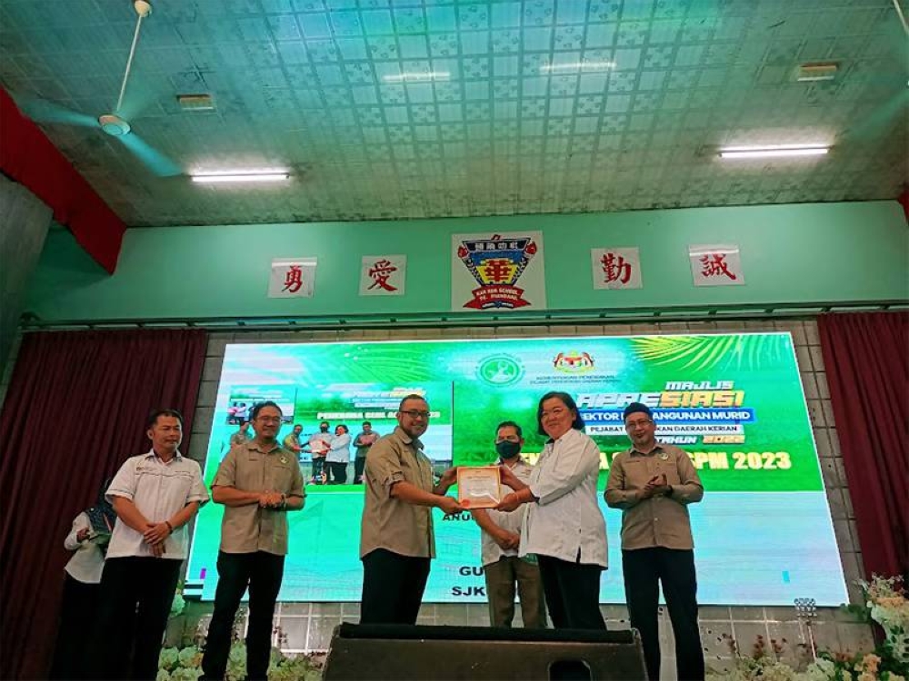 Abdul Rasyid (tiga dari kiri) menyampaikan sijil kepada wakil sekolah yang mendapat anugerah SUSTANET peringkat antarabangsa.