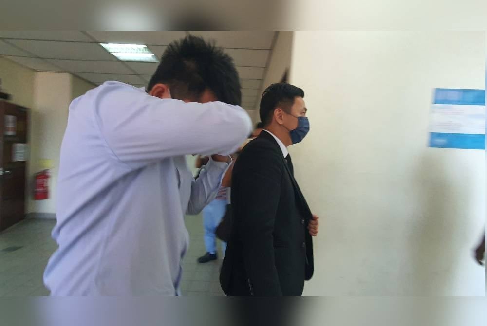 Eng Lee menutup muka sebaik keluar dari Mahkamah Sesyen Butterworth pada Selasa.