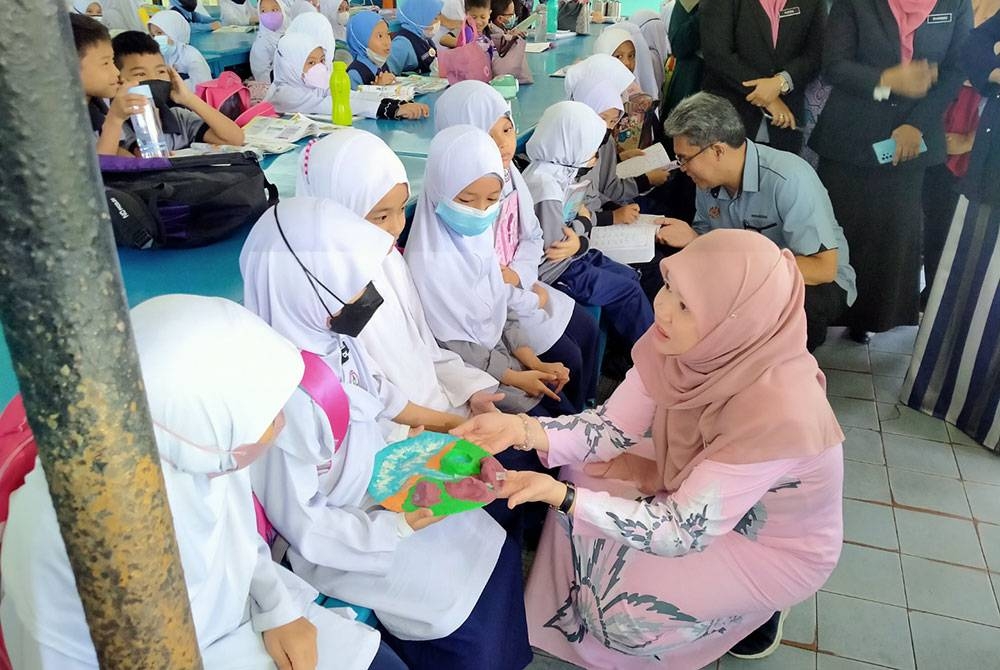 Fadhlina beramah mesra dengan murid-murid SK Chepor ketika lawatan kerjanya ke Perak di sini pada Selasa.