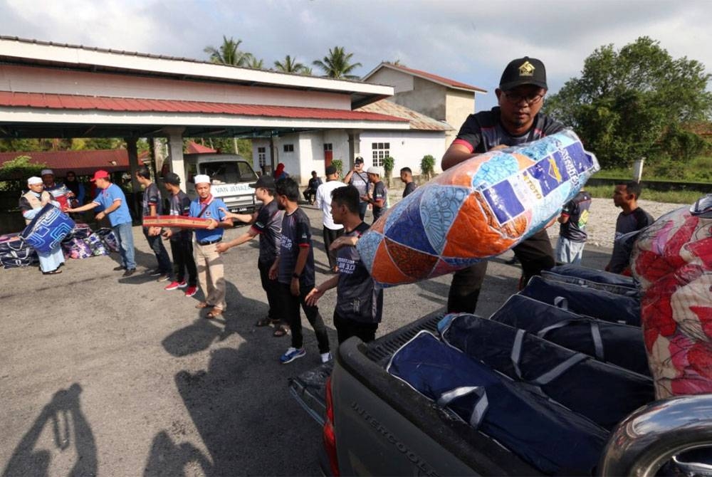 Bantuan barangan keperluan diberikan kepada mangsa banjir di Kelantan.