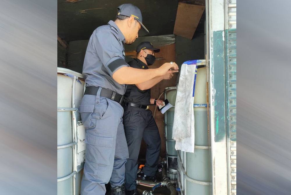 Mesin pam yang digunakan untuk menyalurkan minyak diesel ke dalam tangki yang dibawa lori terbabit.