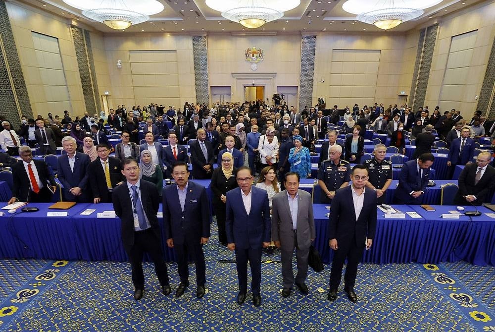 Anwar (tengah) bergambar bersama para hadirin pada Majlis Dialog Belanjawan 2023 'Membangun Malaysia Madani' di Kementerian Kewangan hari ini. - Foto Bernama