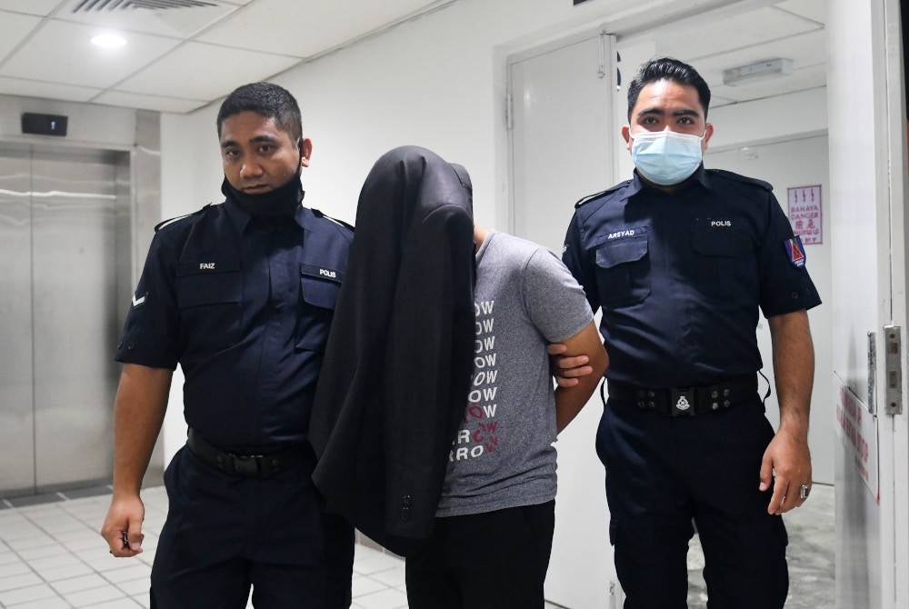 Tertuduh dihadapkan ke Mahkamah Sesyen Kuala Terengganu hari ini, atas tiga pertuduhan melakukan ugutan bunuh terhadap pegawai dan anggota polis pada November dan Disember lepas. - Foto Bernama