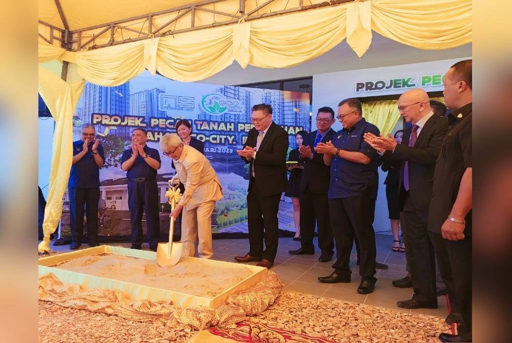 Raja DiHilir Perak, Raja Iskandar Dzulkarnain Sultan Idris Shah menyempurnakan gimik pelancaran majlis pecah tanah Projek Perumahan Lahat Eco City pada Selasa.