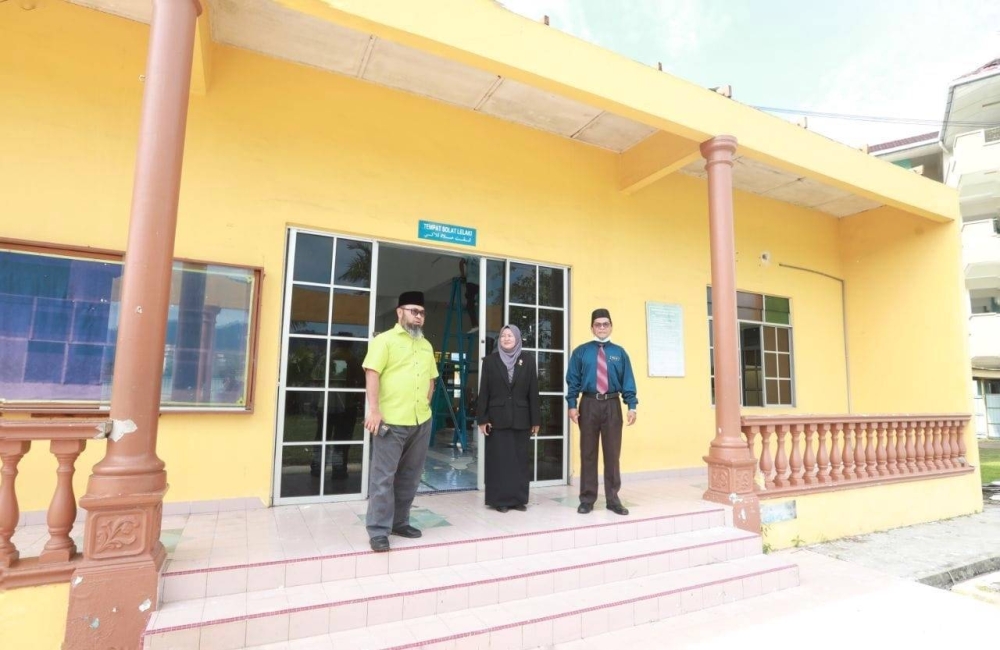 Asmadi (kiri) ditemani Maznah (tengah) ketika melawat surau SMART yang dinaik taraf di sini.