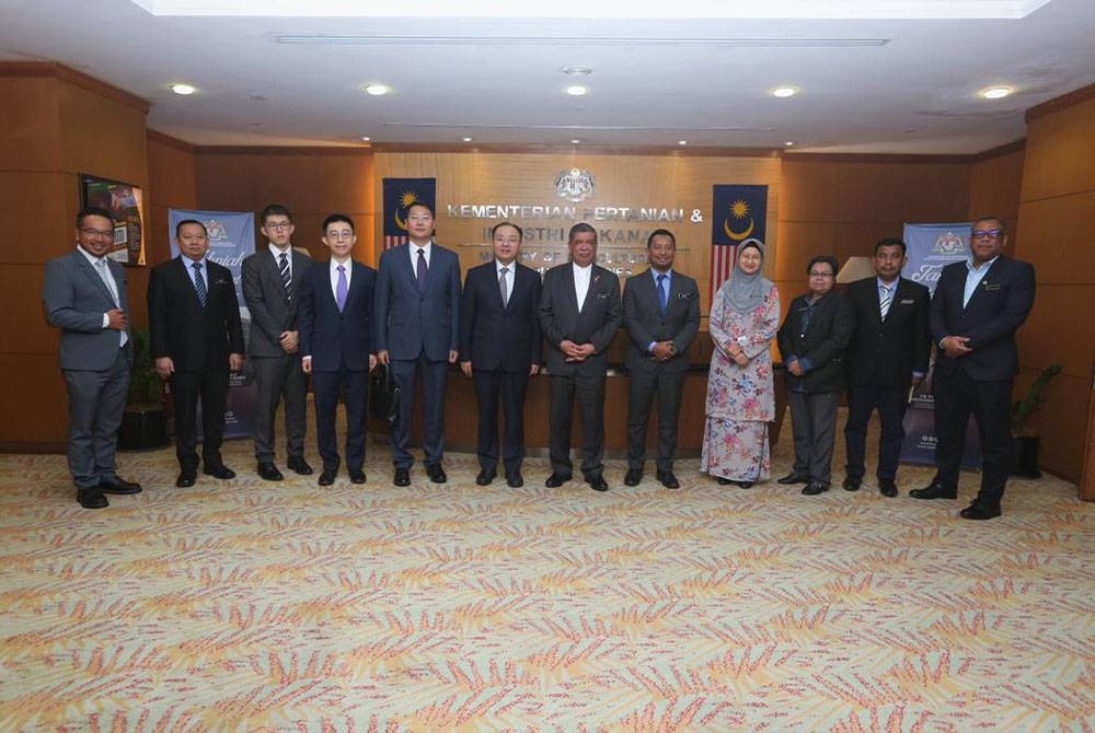 Mohamad Sabu (enam dari kanan) bersama pegawai MAFS bergambar kenangan bersama TYT Ouyang Yujing (enam dari kiri).