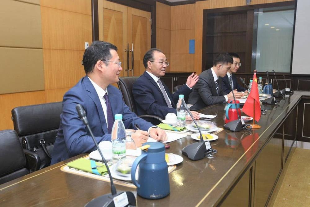 TYT Ouyang Yujing (dua dari kiri) membincangkan kerjasama dua hala Malaysia-China menerusi bidang pertanian.