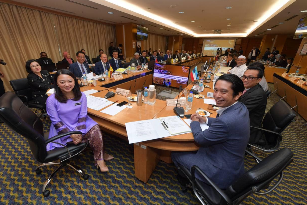 Hannah mempengerusikan Mesyuarat Penyelarasan Exco Pembangunan Belia dan Sukan Negeri di Menara KBS, Putrajaya pada Selasa. - Foto KBS Malaysia