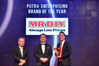 Goh (kanan) menerima anugerah ‘Putra Enterprising Brand of the Year’ 2022 daripada Presiden Persatuan Ejen Pengiklanan Bertauliah Malaysia (4As), Andrew Lee (tengah) dan Pengerusi Penganjur, Putra Brand Awards 2022, Datuk Johnny Mun (kiri).