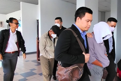 Darus (dua, kiri) dan Kamarudin (empat, kiri) tidak mengaku bersalah atas tuduhan mengemukakan dokumen palsu menuntut insentif Program Penjana Kerjaya 2.0 di Mahkamah Seksyen di sini, pada Selasa.