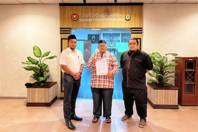 Ridzwan (tengah) mewakili Amanah Kedah menyerahkan memorandum kepada wakil Pejabat Mufti Kedah.