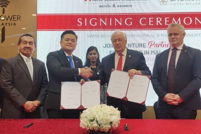 Rosthman (dua dari kiri) bersalaman dengan Gavin selepas menandatangani Perjanjian Induk (HOA) antara NISB dengan SBI di Menara Kuala Lumpur pada Selasa.