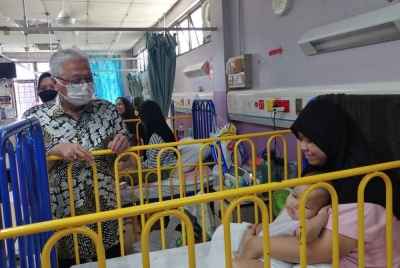 Ismail Sabri meluangkan masa hampir sejam melawat pesakit kanak-kanak di Hospital Kajang pada Selasa.