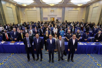 Anwar (tengah) bergambar bersama para hadirin pada Majlis Dialog Belanjawan 2023 'Membangun Malaysia Madani' di Kementerian Kewangan hari ini. - Foto Bernama