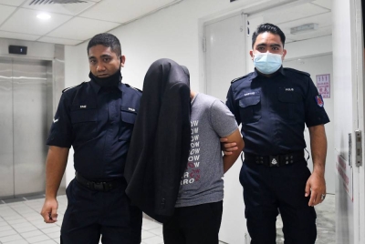 Tertuduh dihadapkan ke Mahkamah Sesyen Kuala Terengganu hari ini, atas tiga pertuduhan melakukan ugutan bunuh terhadap pegawai dan anggota polis pada November dan Disember lepas. - Foto Bernama
