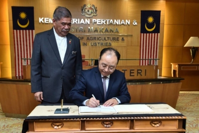 Ouyang Yujing (kanan) ketika kunjungan hormat ke atas Mohamad (kiri) di Kementerian Pertanian dan Keterjaminan Makanan, Putrajaya hari ini. - Foto Facebook Mohamad Sabu