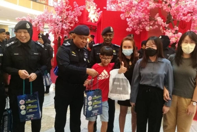Kamarul Zaman menyampaikan sumbangan kepada orang ramai ketika program Walkabout Kempen Rumah Selamat sempena Tahun Baharu Cina dan Op Selamat di MidValley Southkey, Johor Bahru pada Selasa.