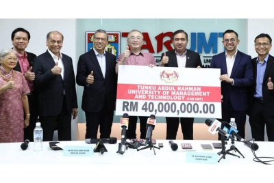 Penyerahan peruntukan pentadbiran sebanyak RM40 juta kepada TAR UMT pada Selasa.
