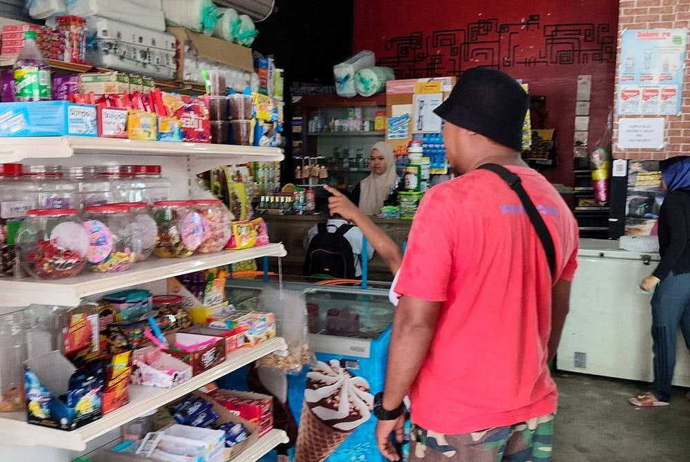 Saingan pasar raya antara cabaran dihadapi peniaga kedai runcit yang bergantung dengan modal terhad.