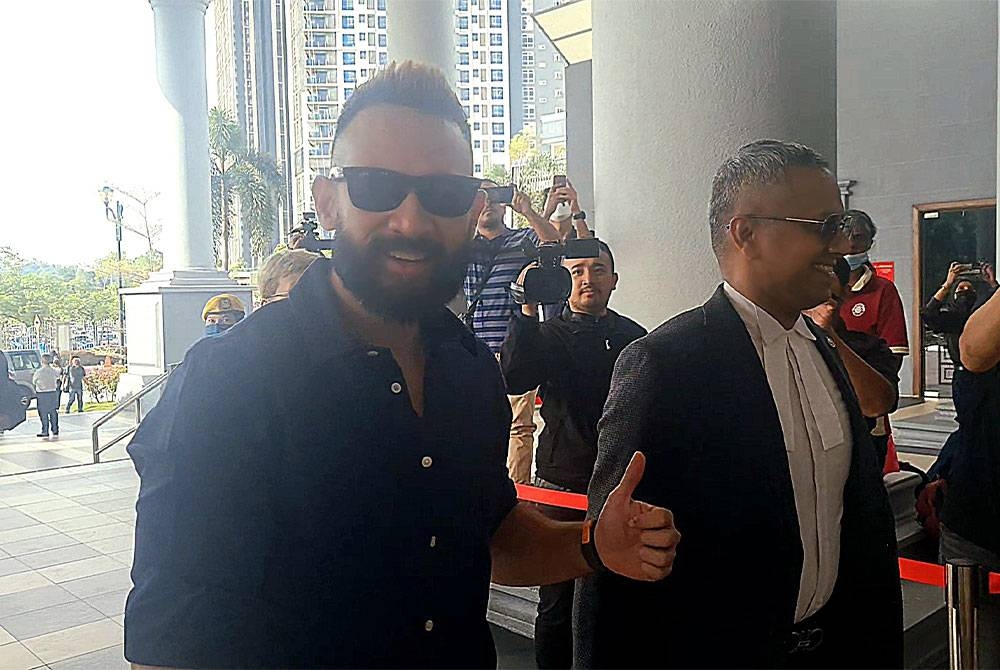 Sharnaaz hadir di Kompleks Mahkamah Kuala Lumpur pada Rabu, selepas diikat jamin atas satu pertuduhan sengaja mencederakan seorang lelaki, Jun tahun lalu.