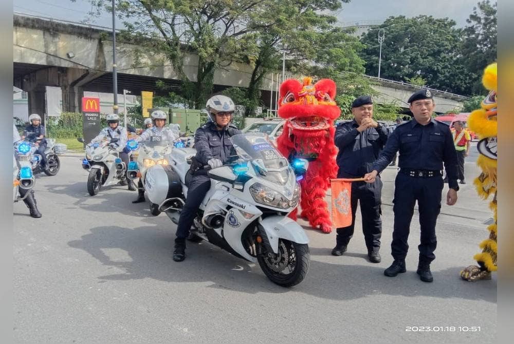 Hoong Fong (kanan) merasmikan program Op Selamat peringkat IPD Klang Selatan.