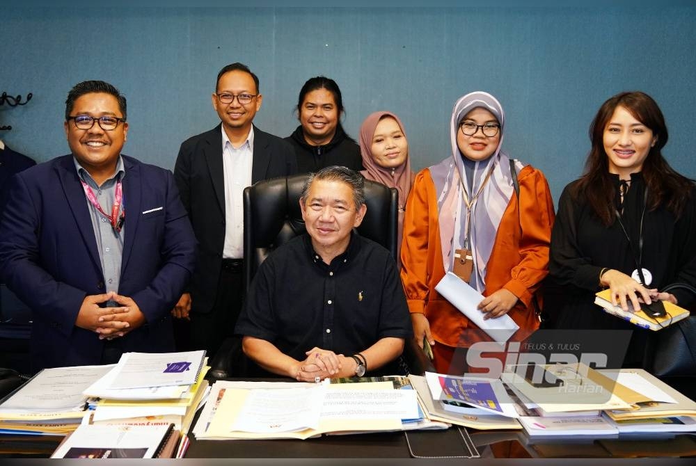 Ketua Pengarang Sinar Harian (kiri) Zambri Rambli dan Pengarang Berita Umum, Junhairi Alyasa (dua dari kiri) bersama pasukan media Sinar Harian semasa menemuramah Menteri Perdagangan Dalam Negeri dan Kos Sara Hidup (KPDN), Datuk Seri Salahuddin Ayub pada Isnin.