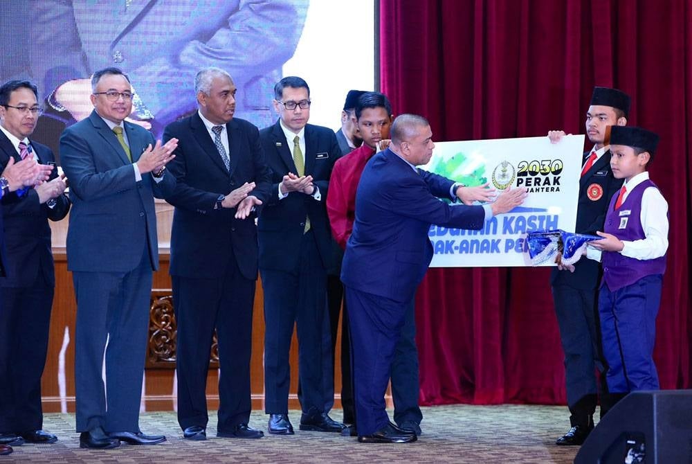 Saarani menyempurnakan Majlis Pelancaran Program Teduhan Kasih Anak-Anak Perak di Dewan Bankuet, Bangunan Perak Darul Ridzuan di sini pada Rabu. FOTO PEJABAT MB PERAK