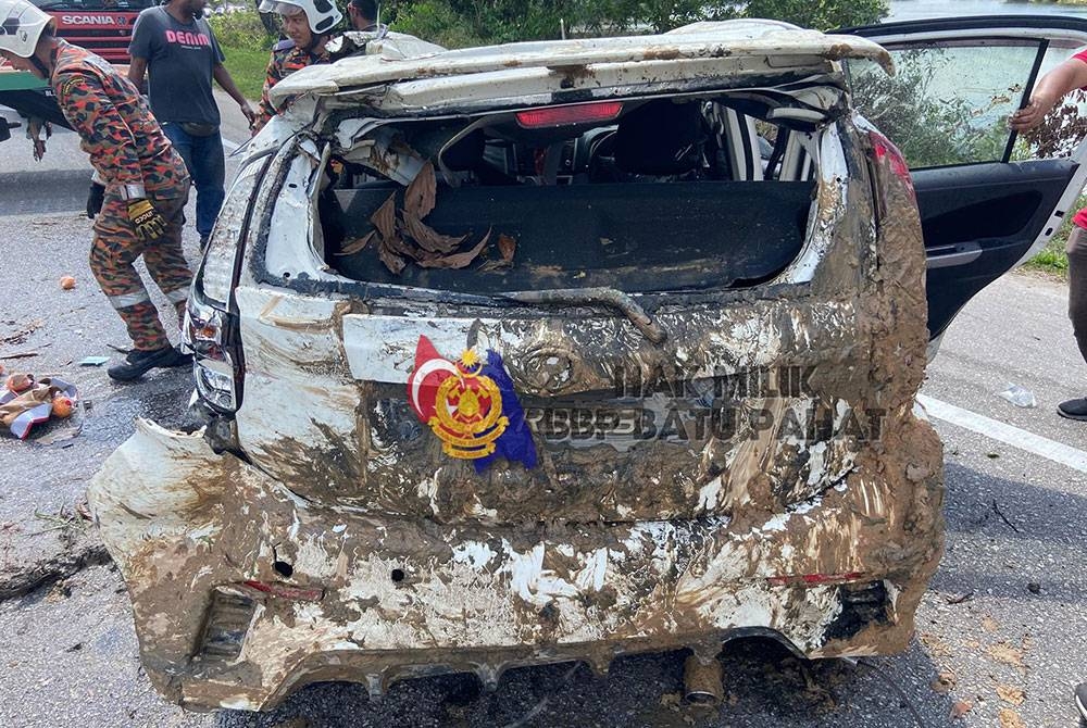 Keadaan kereta mangsa setelah dibawa keluar dari tasik. - Foto Bomba Batu Pahat