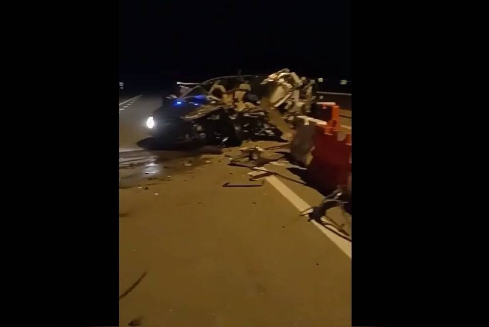 Kenderaan remuk teruk pada bahagian sebelah kiri sehingga menyebabkan dua penumpang kereta itu meninggal dunia di lokasi kejadian. - Foto Facebook Kemalangan Jalan Raya 2023