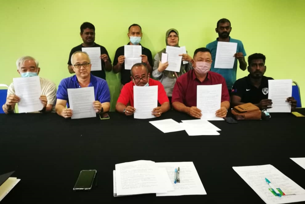 Sebahagian pemandu e-hailing Johor Bahru pada sidang akhbar berkenaan pada Rabu.