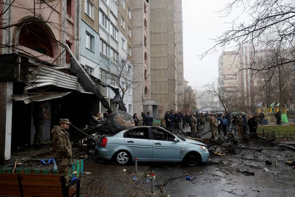 Sebuah helikopter dilaporkan terhempas di bandar Brovary, wilayah Kyiv, Ukraine pada Rabu. - Foto Reuters