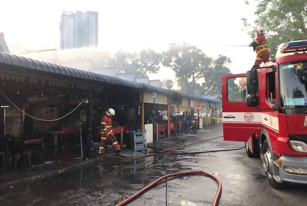 Bomba sedang memadamkan api di Kompleks Astaka Stadium Jalan Perak dalam kejadian pagi Rabu.