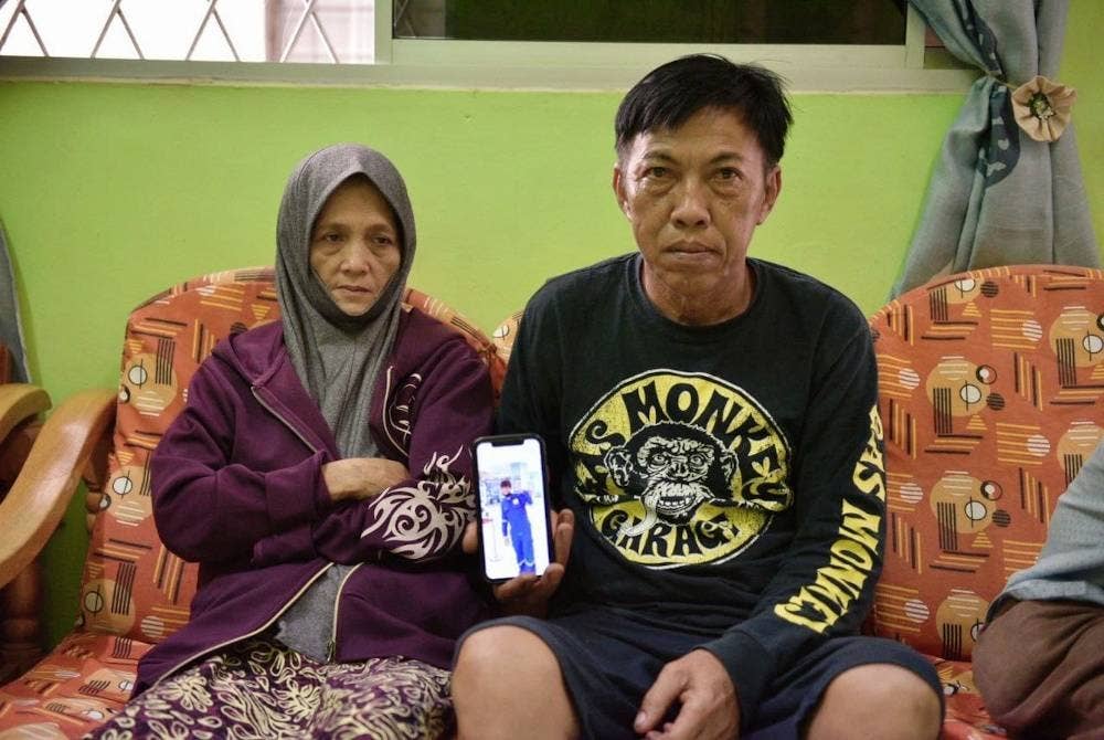 Ratna kelihatan sedih dan sugul kerana sehingga ke hari ini dia sekeluarga masih belum menerima sebarang khabar berita mengenai Mohammad Sudeh. - Foto Facebook Vivian Wong