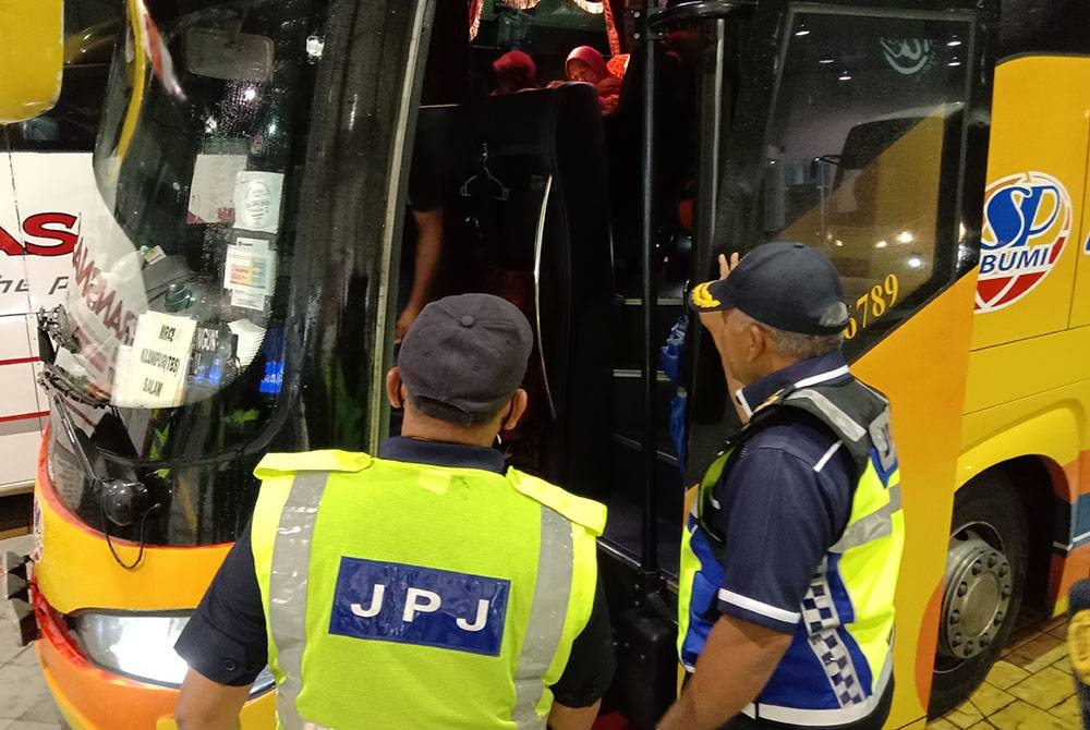 Khairul Khar (kanan) bersama pegawainya dalam Operasi Tahun Baharu Cina peringkat negeri di Terminal Bas Seksyen, 17 di sini pada Rabu.