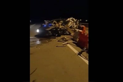 Kenderaan remuk teruk pada bahagian sebelah kiri sehingga menyebabkan dua penumpang kereta itu meninggal dunia di lokasi kejadian. - Foto Facebook Kemalangan Jalan Raya 2023