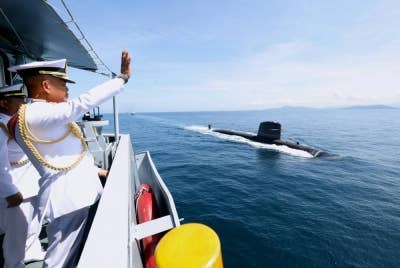 Panglima Armada Timur Laksamana Madya Sabri Zali melambai ke arah kapal selam pertama negara, Kapal Diraja (KD) Tunku Abdul Rahman, yang mendahului perarakan penghormatan pada majlis pengunduran beliau sebagai Panglima Armada Timur, pada Rabu. - Foto Bernama