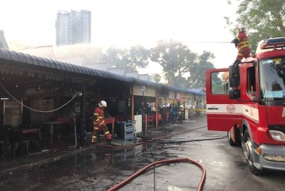 Bomba sedang memadamkan api di Kompleks Astaka Stadium Jalan Perak dalam kejadian pagi Rabu.
