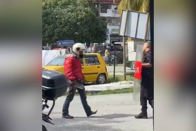 Rakaman video yang memaparkan seorang lelaki memegang pisau pemotong daging sedang mengamuk di Lembah Maju pada Rabu.