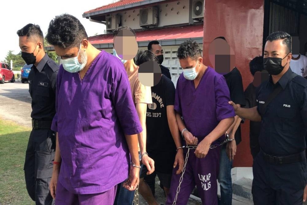 Dua beradik yang memakai baju lokap warga ungu didakwa atas pertuduhan mengedar heroin seberat 40.13 kg di Mahkamah Majistret Kampar pada Khamis.