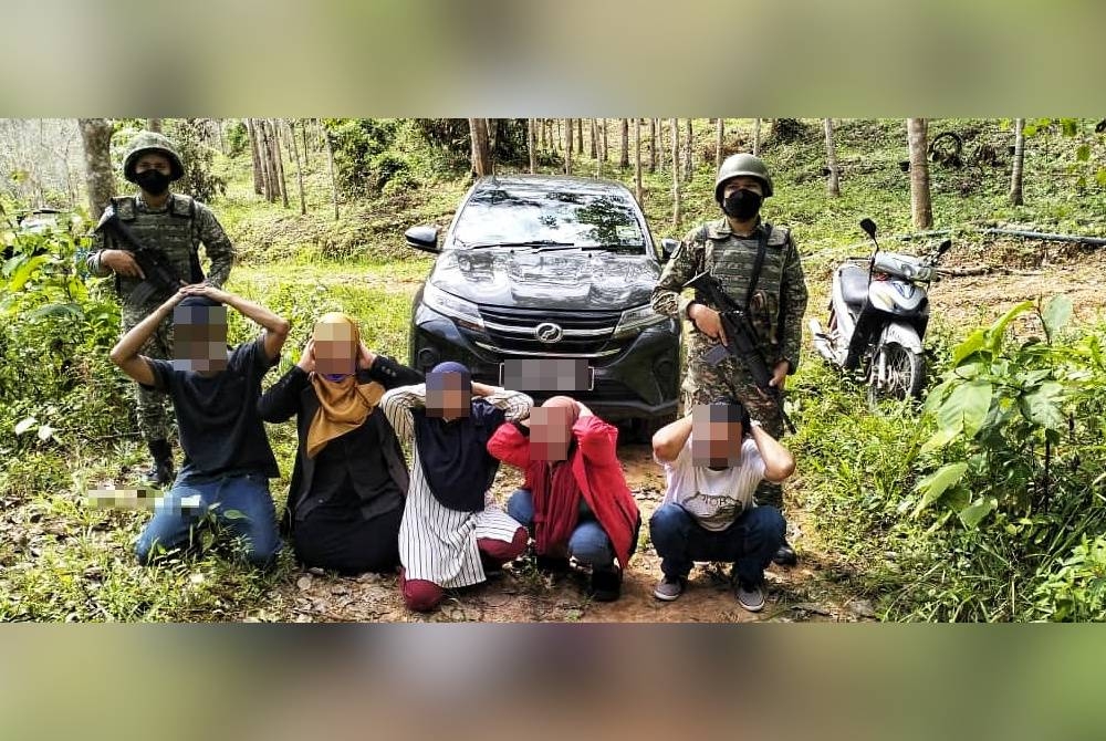 Kelima-lima suspek ditahan ketika cuba melintasi sempadan Malaysia -Thailand di Bukit Kayu Hitam di sini pada Rabu.