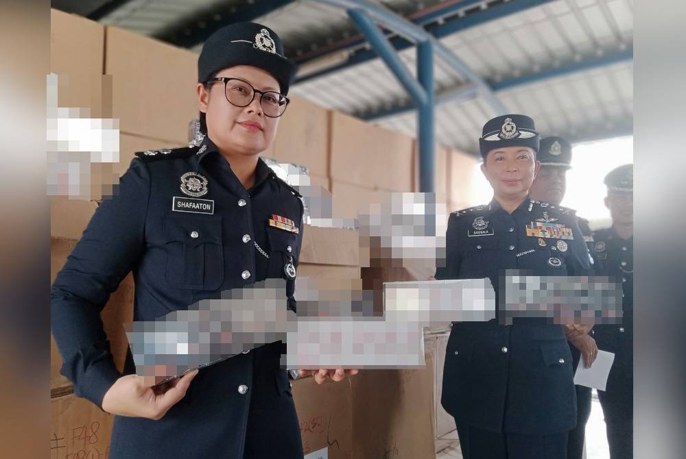 Pemangku Ketua Polis Selangor Datuk Sasikala Devi (kanan) bersama Ketua Polis Daerah Sungai Buloh, Superintendan Shafa’aton Abu Bakar(kiri) menunjukkan antara kotak mengandungi rokok seludup yang dirampas selepas sidang akhbar di IPD Sungai Buloh di sini pada Khamis.