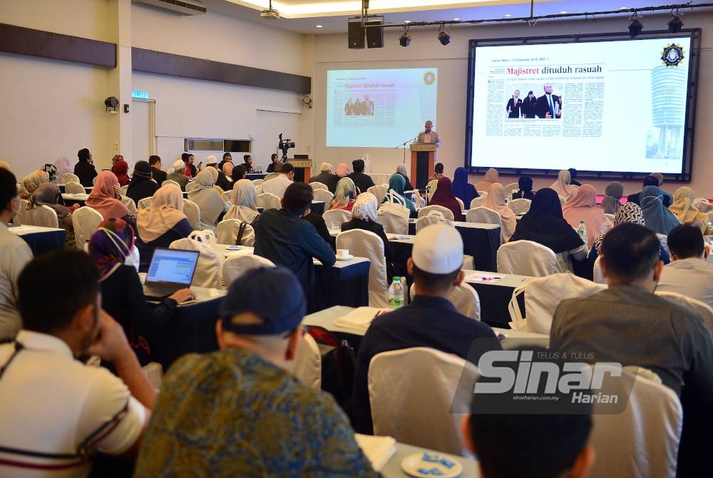 Peserta memberi tumpuan ketika ceramah disampaikan.