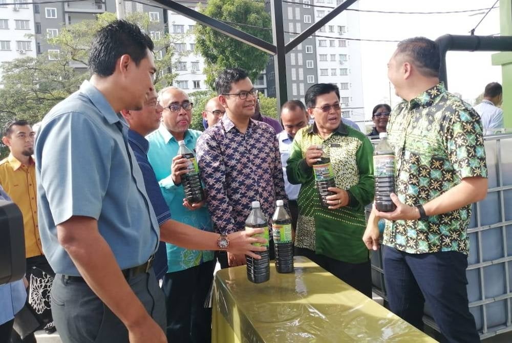 Akmal Nasrullah (tiga dari kanan) melihat baja yang terhasil melalui permprosesan sisa makanan di pusat AD MPAJ.