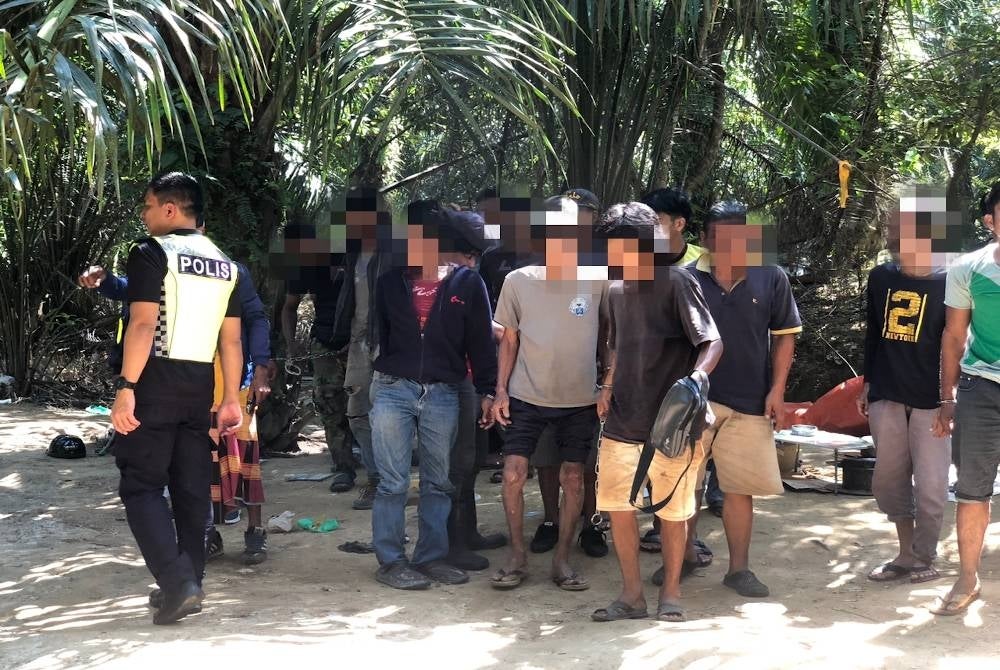 Kesemua 48 penagih dadah ditahan dalam dua serbuan berasingan di Gurun pada Khamis.