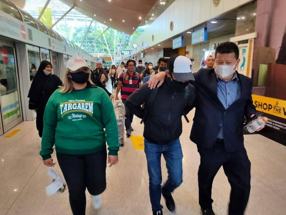 Chon Siang (kanan) antara individu penting yang membantu dan membawa pulang rakyat Malaysia yang menjadi mangsa sindiket pemerdagangan manusia. - Foto Ihsan Chon Siang