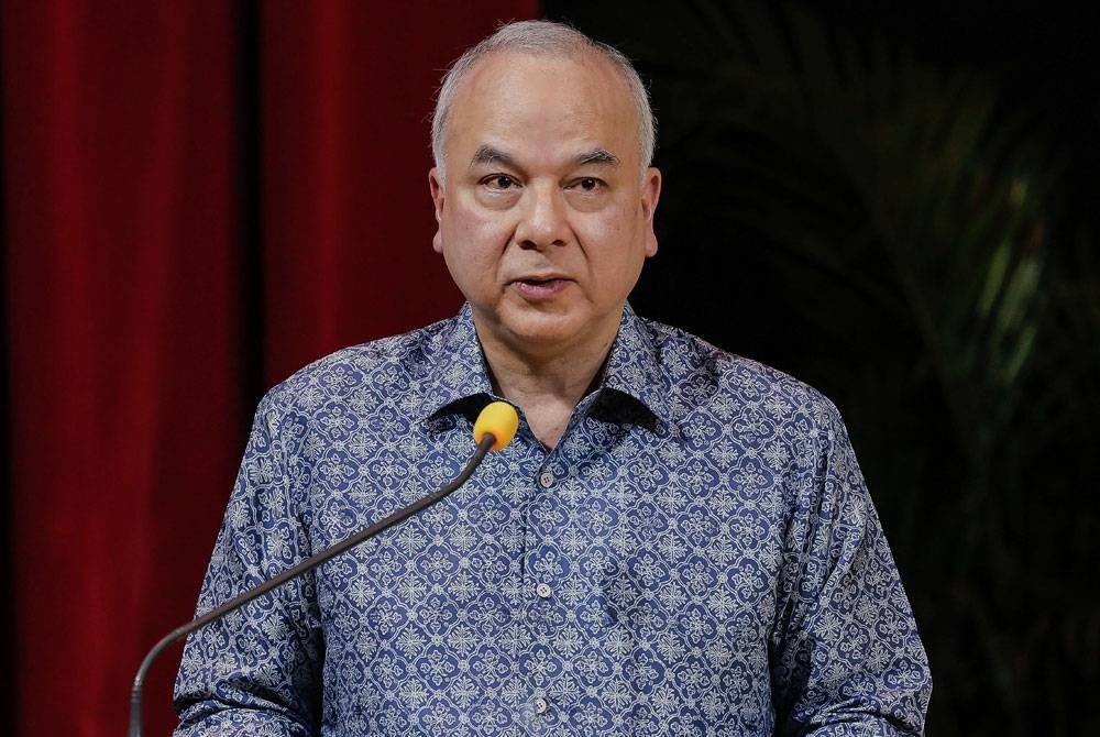 Sultan Nazrin berkenan menyampaikan titah ketika Majlis Pelancaran Buku 'Malaysia's Leap Into The Future' di Auditorium Institut Asia-Eropah (AEI), Universiti Malaya pada Khamis. - Foto Bernama