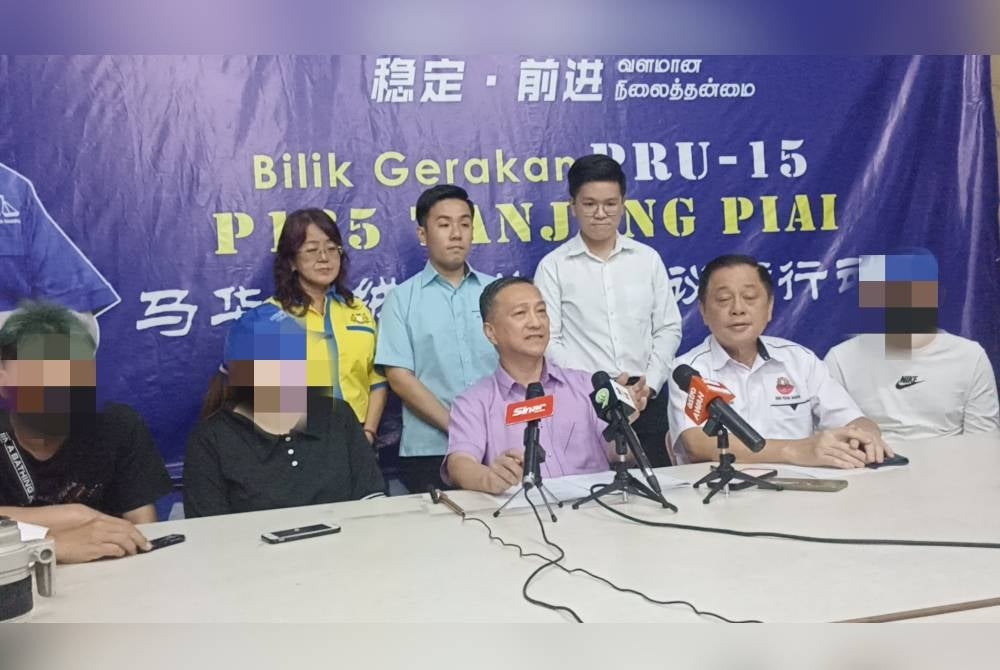 Jeck Seng ( tengah) pada sidang akhbar tiga sahabat menjadi mangsa sindiket penipuan pekerjaan di Dubai di pusat khidmat Ahli Parlimen Tanjung Piai pada Khamis..