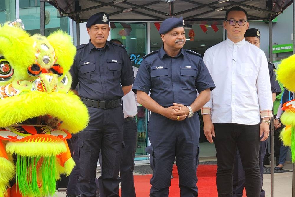 Anbalagan (tengah) semasa melancarkan Op Selamat Ke-19 peringkat IPD Serdang pada Khamis.