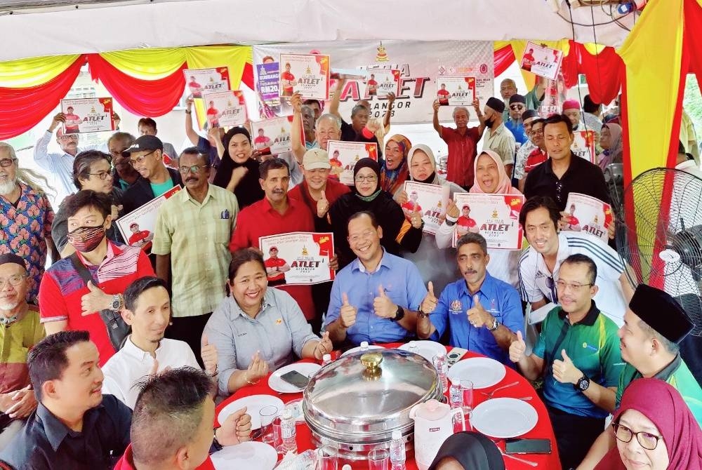 Khairuddin (empat dari kanan) bersama bekas atlet negeri bergambar pada Program Ceria Atlet Selangor di Kampung Bahagia, Bukit Lagong pada Khamis.