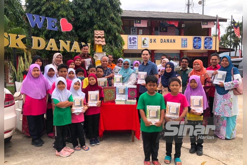 Muhammad Nasir (tengah) diiringi Izzat Ilyas (barisan kedua, empat dari kanan) menyampaikan al-Quran kepada Nurmizan pada Khamis.